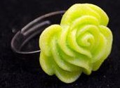 Justerbar fingerring limegrøn rose 19 mm