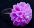 Justerbar fingerring lavendel farvet blomst 19 mm